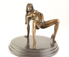 Erotikus meztelen nő pózol bronzszobor akt