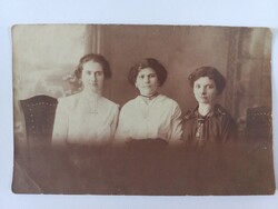 Régi fotó-képeslap három fiatal hölgy