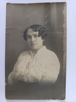 Régi fotó-képeslap  fiatal hölgy portréja  Foto Lux fényképészet Budapest
