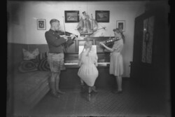 Régi üvegnegatív egy német család zenészei 1943