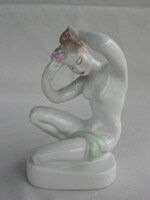 Aquincumi porcelán hajába virágot tűző női akt