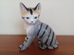 Kerámia cica, macska- nagyobb méretű, jelzett nipp,  Kerti, vagy terasz dekorációnak is.