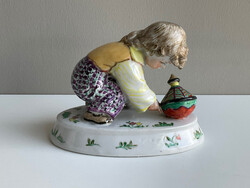 Zsolnay kerámia figura, Sinkó, búgócsigás gyerek, kislány.