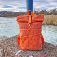 RE'A dizájn Orange Flowers rolltop hátizsák – M méret