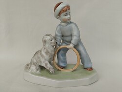 Zsolnay porcelán kutyával játszó fiú