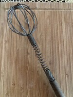 Antik,régi fanyelű,fém habverő. Nosztalgia konyhába dekoráció,vagy gyűjtemény.Mérete: 34 cm rugós.