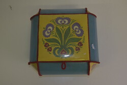 Virág díszítéssel ellátott díszdoboz A109