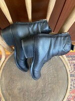 Nagyon keveset hordott fekete,bőr boka csizma.39-es méret. tutto bene scarpe márkájú.Hátúl cipzáros.