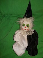 Régi PORCELÁN FEJŰ belül keményre tömött csúcsos süveges PIEROT BOHÓC figura 24 cm a képek szerint