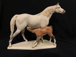 Herendi porcelán ló csikójával, festett, 30 cm magas, 34 cm hosszú, 13 cm széles