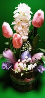 Húsvéti asztaldísz művirágokból. Rózsaszín tulipános.