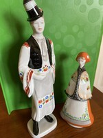 Magyaros legény és lány hollóházi , aquincum. A legèny 31 cm magas a làny 20 cm magas. Kézi festés.