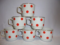 Hat darab piros pöttyös, arany szegélyes Zsolnay porcelán bögre együtt