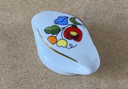 KALOCSAI PORCELÁN SZALVÉTA GYŰRŰ - JELZETT VIRÁGOS, ARANYOZOTT.