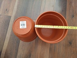 Barna műanyag kaspó 2db együtt