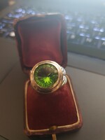 Ródiumozott peridot köves gyűrű