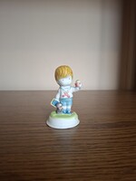 Kínai porcelán figura. Fiú almával és cicával. 9 cm. Jelzett
