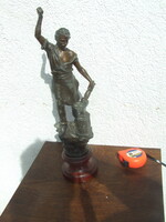 Szobor patkoló kovács