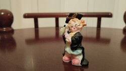 Mini figura diplomázó kislány