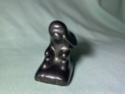 Gondolkodó kis szobor