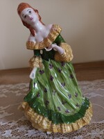 Kisasszony porcelán szobor