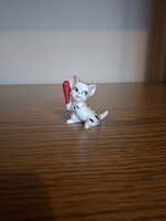 Porcelán cica baseball ütővel. 5,5 cm. Hibátlan. Jelzett