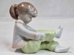 Aquincumi zokniját húzó kislány porcelán figura hibátlan állapotban 10 cm. magas