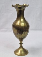 Csavart mintájú talpas fodros szegélyű réz váza szép állapotban 19,5 cm. magas 284 g. súlyú
