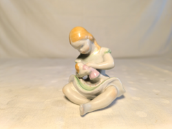 Kőbányai porcelán babázó kislány