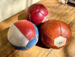 Midcentury retro, medicinlabda bőrből vintage sporteszköz iskolai szertár sport dekoráció
