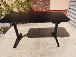Eladó egy ULTRADESK állitható magasságú  íróasztal .  Bútor szép állapotú  Méretek: 141 cm x 60 cm x