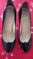 Christian Louboutin női piros talpú fekete lakk bőr magas sarkú cipő 39-es használt