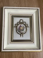 Barokk jelenetes porcelán kép sárgaréz alapon fa keretben, gyönyörű.