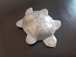 Érdekes, (talán alpakka) teknős bross