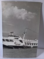 Régi fotó INEX szárnyashajó előtt ülve 1976