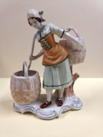 Porcelán "Vízhordó nő"