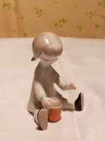 HOLLÓHÁZI PORCELÁN HOMOKOZÓ KISLÁNY