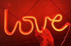 Piros színű LED Neon fali dekoráció, LOVE felirat