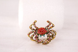 Többféle bross, kitűző, kristályos, strasszos, bogaras, állatos