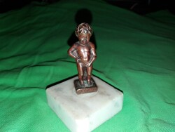 A Brüsszeli Manneken Pis pisilős kisfiú szobor bronz miniatűra + márvány talp 10 cm a képek szerint
