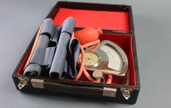 Régi orvosi vérnyomásmérő műszer