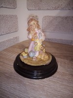 Regency Fine Arts porcelán lány játékokkal és cicával figura. Jelzett