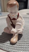 Aquincum cipőt fűző fiú