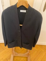 Yarn works márkájú fekete,hosszú újjú női pulóver.Elől gombos,raglán szabású. Háta hossza:78cm M-es