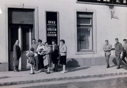 Régi fotónegativ kocka, valahol Magyarországon a Vár étterem előtt  1960-as évek elején B13/1/36