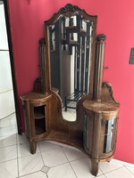 Antik, faragott,  fazettás  tükrös,  kisebb  restaurálásra  szoruló,  szép  háló, vagy előszobabútor