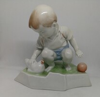 Zsolnay porcelán tyúkot simogató kisfiú!
