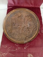 Jelenetes bronz falitányér