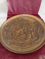 Jelenetes bronz falitányér