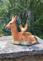 Kerámia Őz, őzike a gidájával figura. Mérete: 11 cm magas 15cm hosszú.